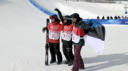 Estija triumfuoja. Po 12 metų pertraukos jų šalies sportininkė iškovojo medalį žiemos olimpinėse. Akrobatiniame slidinėjime 19-metė Kelly Sildaru jau pirmu bandymu užfiksavo bronzinį rezultatą, o finalas pažymėtas kritimų gausa.
